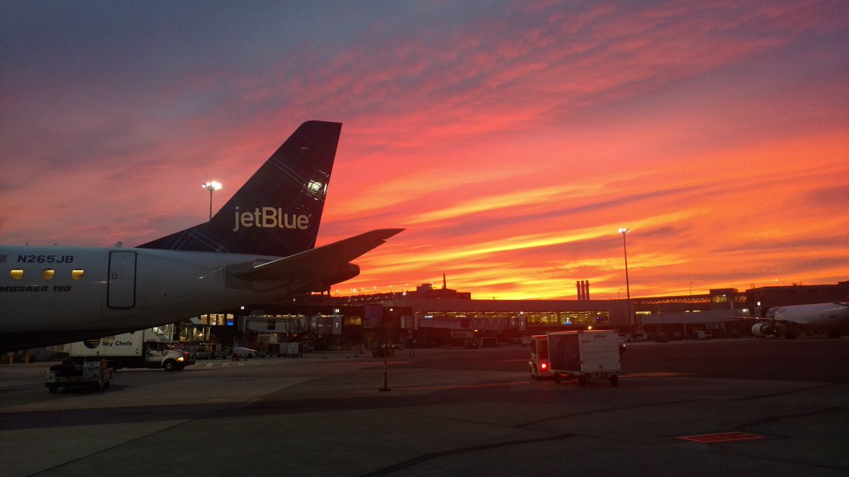 maxpower33's tweet photo. This evening's sunset @ Boston Logan Airport @StormHour @universalhub https://t.co/8TId1cdqsJ