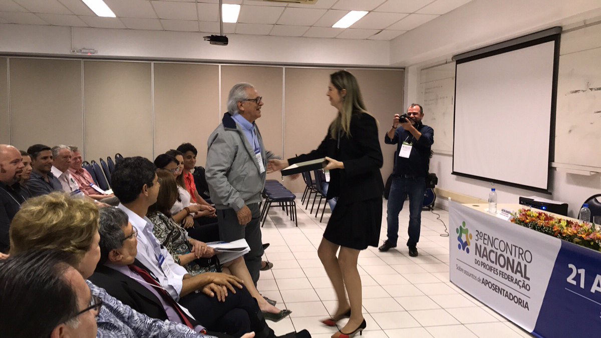 adurnsindicato's tweet photo. #EncontroSobreAposentadoria Patrícia Plentz, diretora da @Apufsc entrega homenagem ao professor Milton Muniz, um dos fundadores do #PROIFES. https://t.co/1q6PvpvsLP