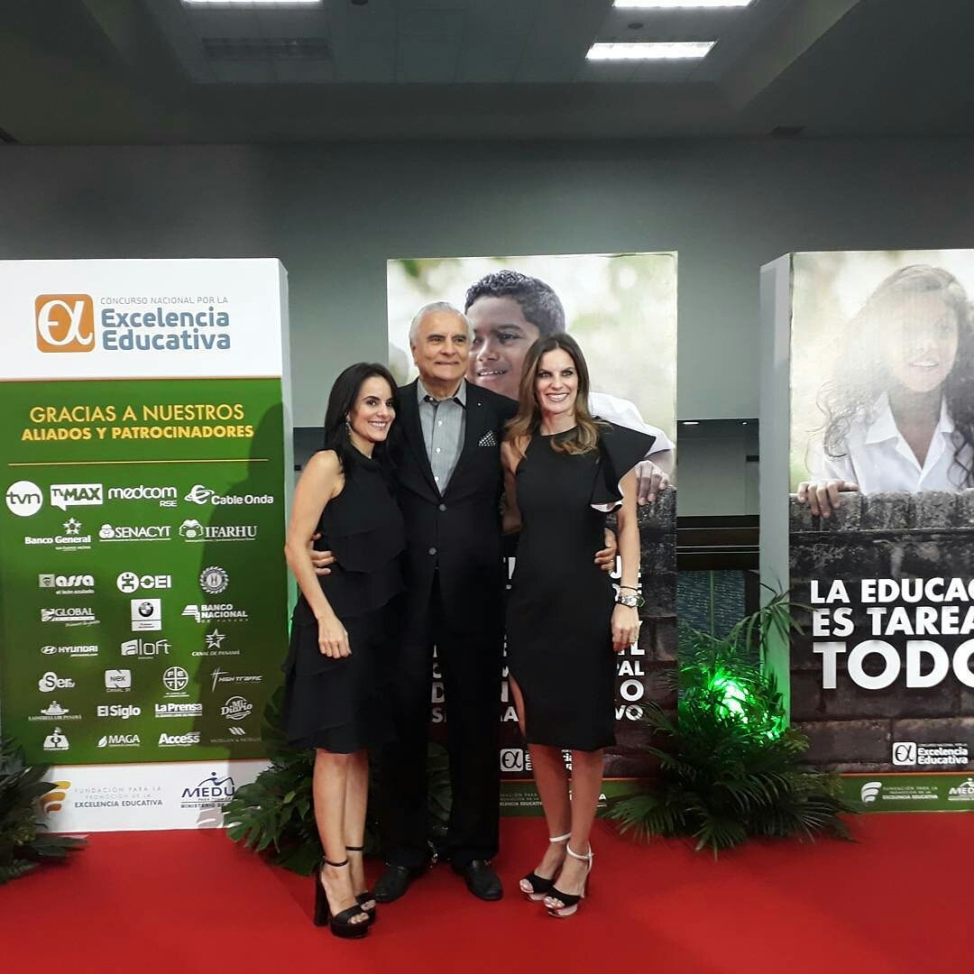 Telemetro's tweet photo. En la antesala del gran evento @excelenciapma, la Directora ejecutiva Aida Alfaro con su padre y hermana ¡En una hora inicia por @Telemetro! https://t.co/AUaG9kLo9R