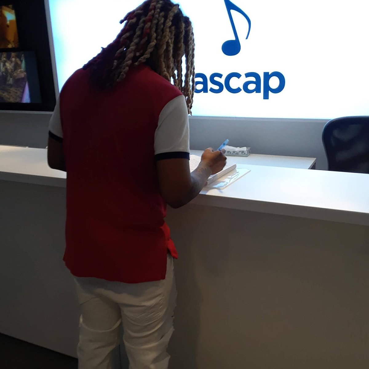 anthoney_thomas's tweet photo. Singing ASCAP papers in New York !!!
🎶💵 https://t.co/PcTCOTQqhg
