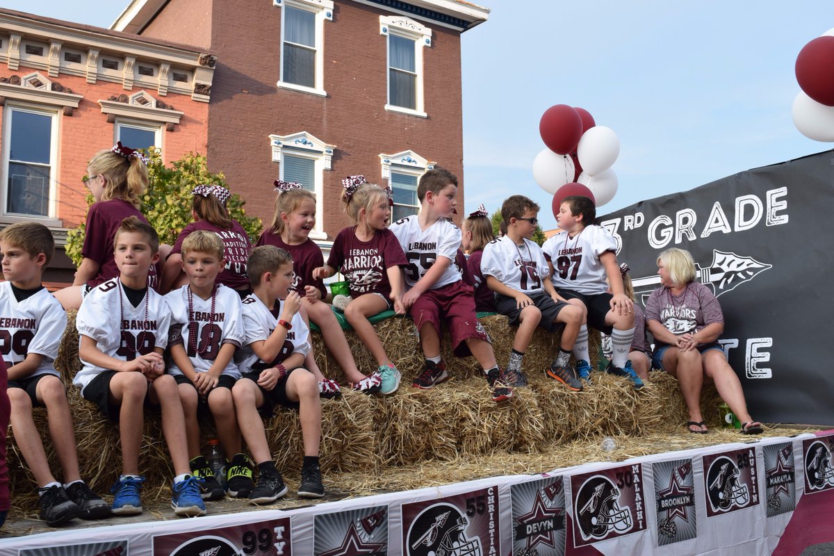LCS_BC's tweet photo. Great turn out for the Homecoming Parade tonight, love to see all that #warriorpride! #lifeisbetterinasmalltown https://t.co/FEtrjJi2rR
