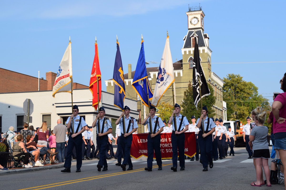 LCS_BC's tweet photo. Great turn out for the Homecoming Parade tonight, love to see all that #warriorpride! #lifeisbetterinasmalltown https://t.co/FEtrjJi2rR