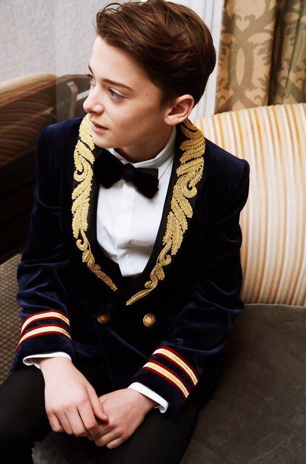 noahschnapp_'s tweet photo. emmys.🌺 https://t.co/gfxUGqwqrC