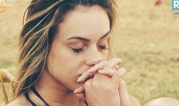Seja o que Deus quiser, nossa menina. #FicaMonick #AFazenda  <a href="/monickcamargo/">Monick Camargo</a>