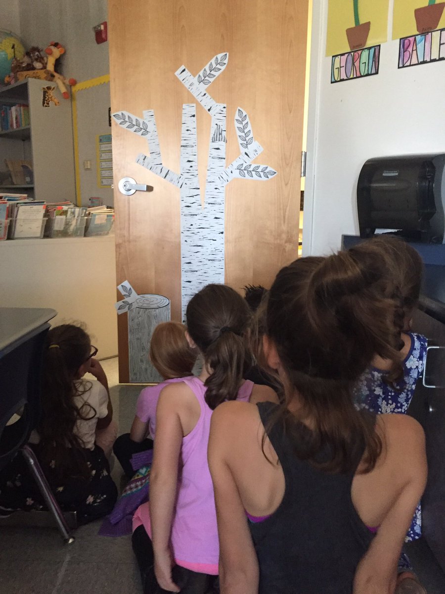 TeachMrsGibbs's tweet photo. First graders exploring why animals use camouflage. @rcsdblueoaks #RCSDChampions https://t.co/YsrnB17PN1