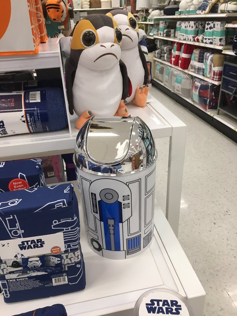 Seriously in love with this R2D2 trash can 😍 (that penguin guy freaks me out a little though..)