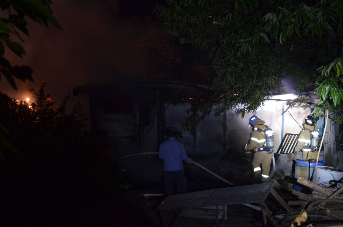 김천소방서(서장 백남명)는 21일 18:21분경 관내에서 발생한 창고화재에 증산전담의용소방대(대장 김춘보)가 신속한 출동으로 화재 초기진압을 실시, 화재피해를 최소화하였습니다.