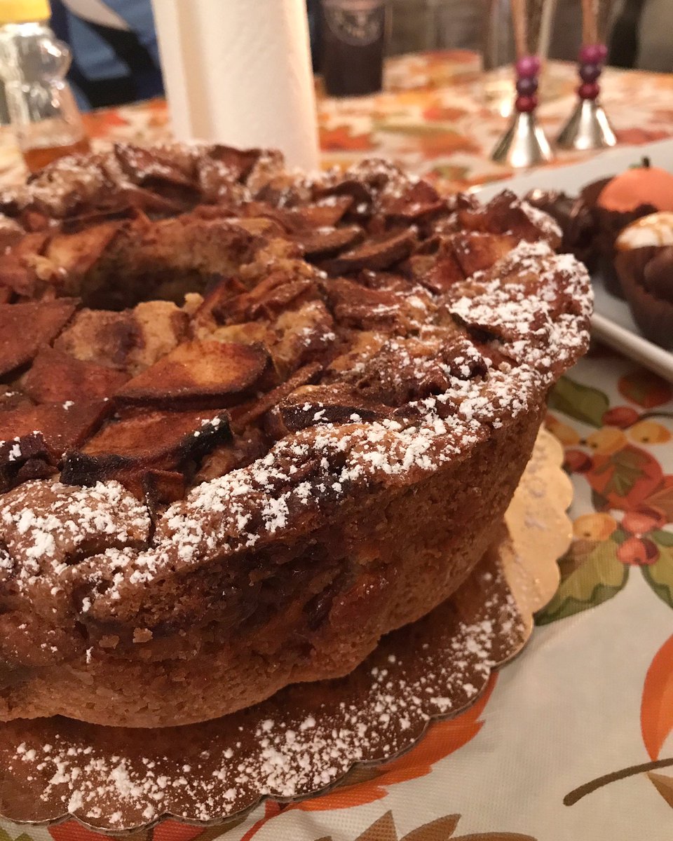 SweetTBakeshop's tweet photo. ✡️#jewishapplecake packed w/ tons of juicy delicious apples🍎😋 Happy New Year #lshanahtovah #shanahtovah #lshanatova #applecake https://t.co/CTm59EquXi