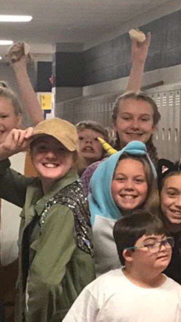 mrs_vickers's tweet photo. We see u in the back https://t.co/oyNPxrccq5