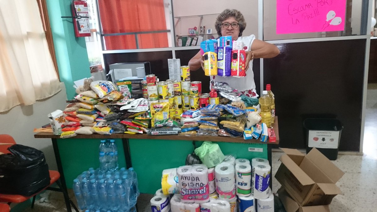 LurdesCherrez's tweet photo. Parte de las donaciones de nuestros alumnos sigamos respondiendo plantel JMM #Unidosxmx @ana_anaissabel  @Cobaqroodg @fabipearoman https://t.co/ewIIUxMB0H