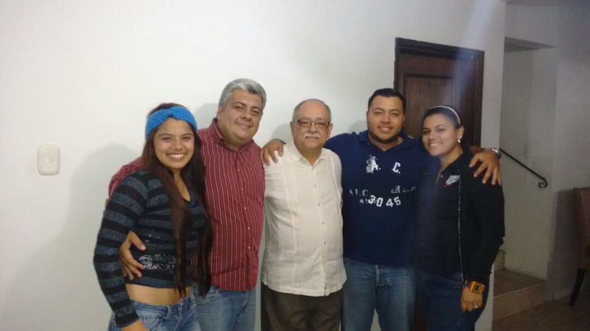 francispamelac's tweet photo. Daría cualquier cosa en esta vida por volverte a ver papito... Aquí en esta foto, los cuatro orgullos de Don Eduardo Acevedo...😊 https://t.co/b5bxfrvGXV