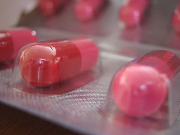 PopSci's tweet photo. You might not be allergic to penicillin anymore https://t.co/CzaxliRpU8 https://t.co/NwLjj1wuuE