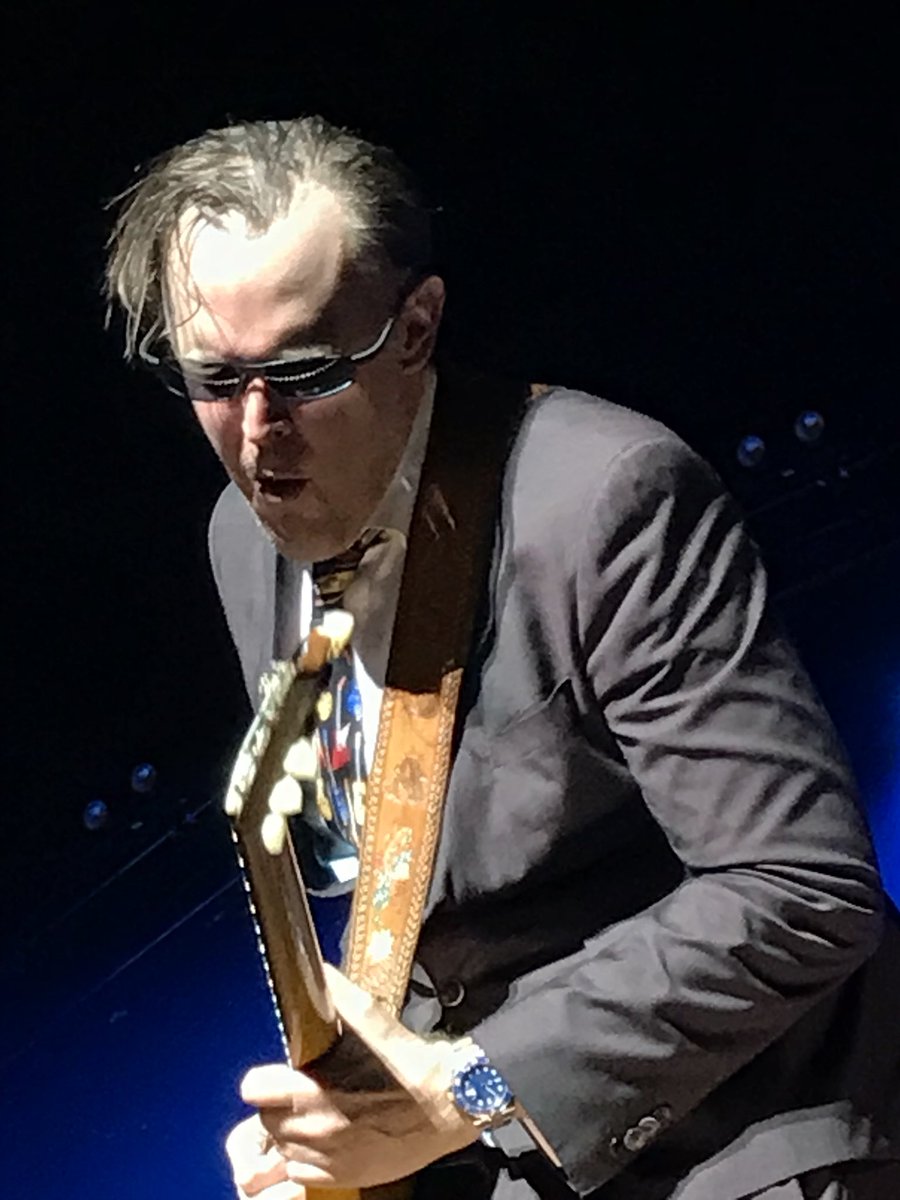 levityball's tweet image. Levity at Joe Bonamassa!