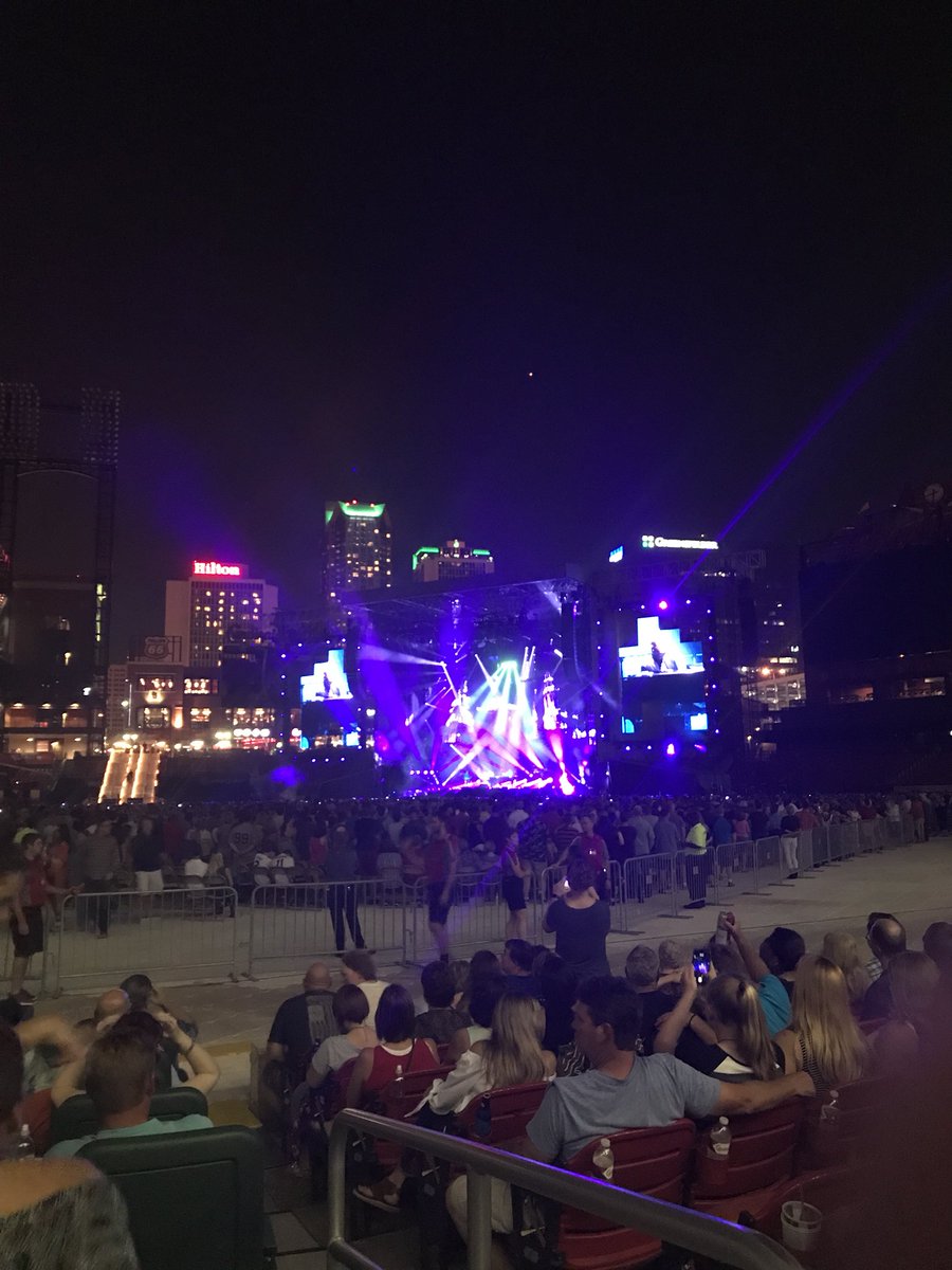 mattymo1981's tweet photo. Hanging out with Billy Joel tonight! I hear there are a lot of folks outside that couldn’t get in. #secondclasscity #PIANOMAN https://t.co/kmvy3btYCz