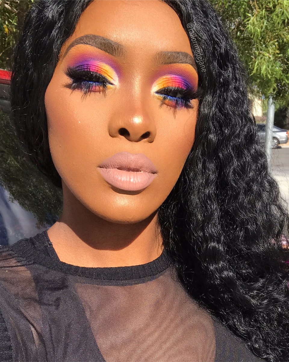 @ABHcosmetics #diprbow in ebony @norvina1 clear brow gel & stripped on my lips ๐
@MorpheBrushes 35B palette for the entire eye look โค๏ธ