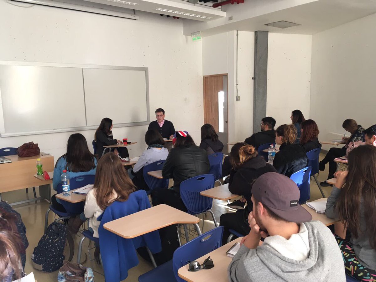 UAI_VINA's tweet photo. En el #DíaDelTrabajadorRadial conversó con los alumnos de @periodismouai el periodista y ex @AlumniUAI @NicolasComesana editor de @ucvradio https://t.co/4nWjmIUTno