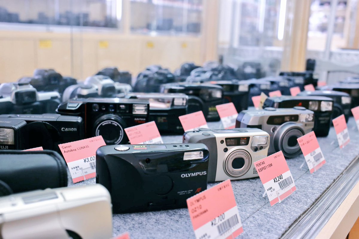 三宝カメラ Twitterissa 初めてのフィルムカメラ コーナー強化中 安価で気軽なコンパクトからしっかり一眼レフまで色々入荷しております O 初心者大歓迎 フィルムって おいしいの そんな方でも大丈夫です笑 初めてのフィルムカメラ コンパクトフィルム