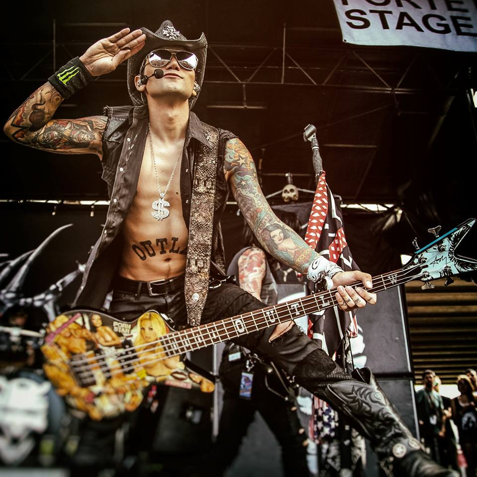 bvbfansworld's tweet photo. #Tb to great shots of @blackveilbrides at @VansWarpedTour by @Sedition1216 #BVBArmy #WarpedTour #BlackVeilBrides #WarpedLooksBack 🎤🎸💯🔥🎶 https://t.co/VA9NeRuGIZ