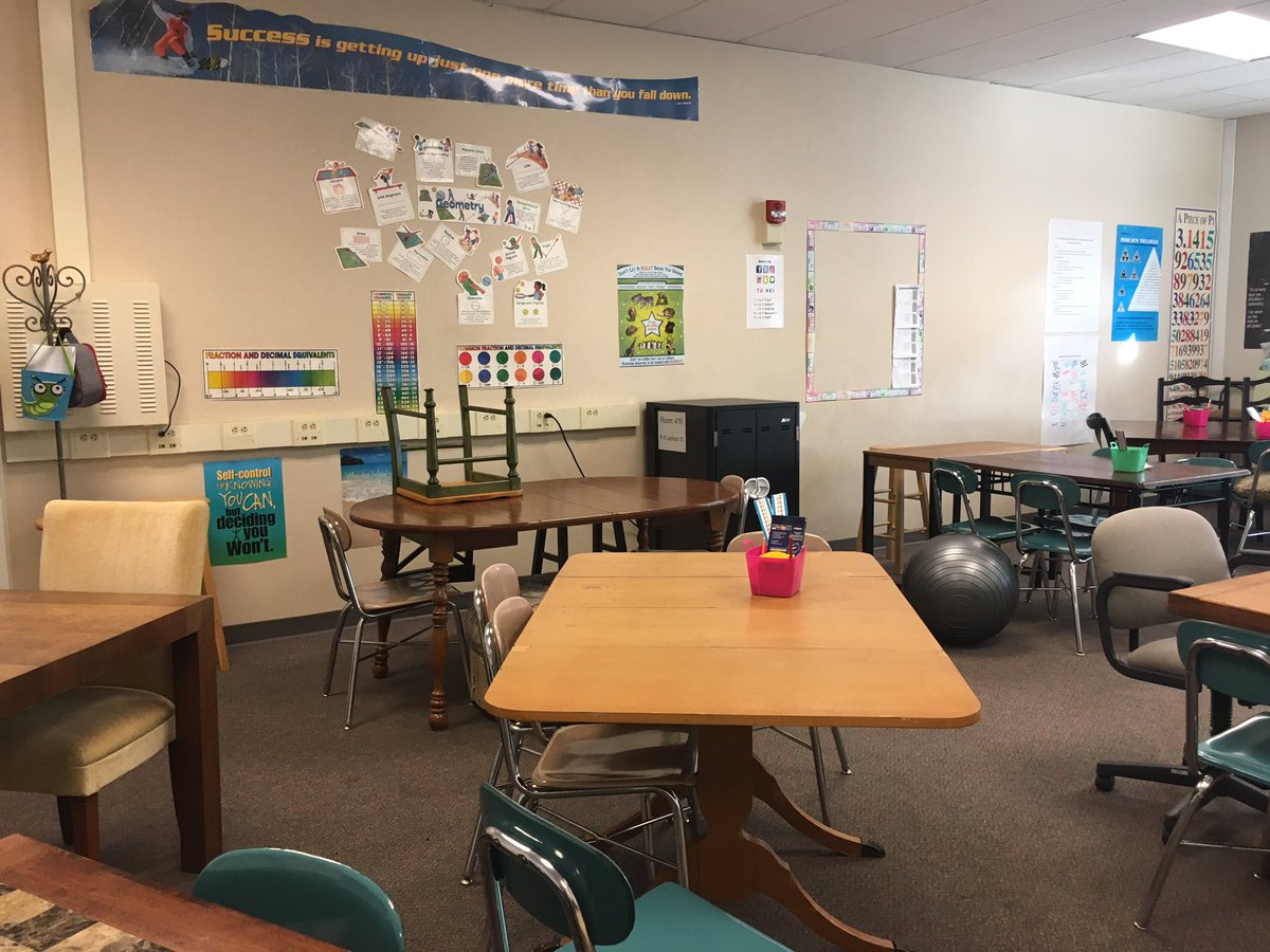 sarcasticnole's tweet photo. Finally got my last dining table! #needmorechairs @HollyRidgeMS #ConqueringTheRidge #wolverineshrms #flexibleseating https://t.co/h44GZGTlN7