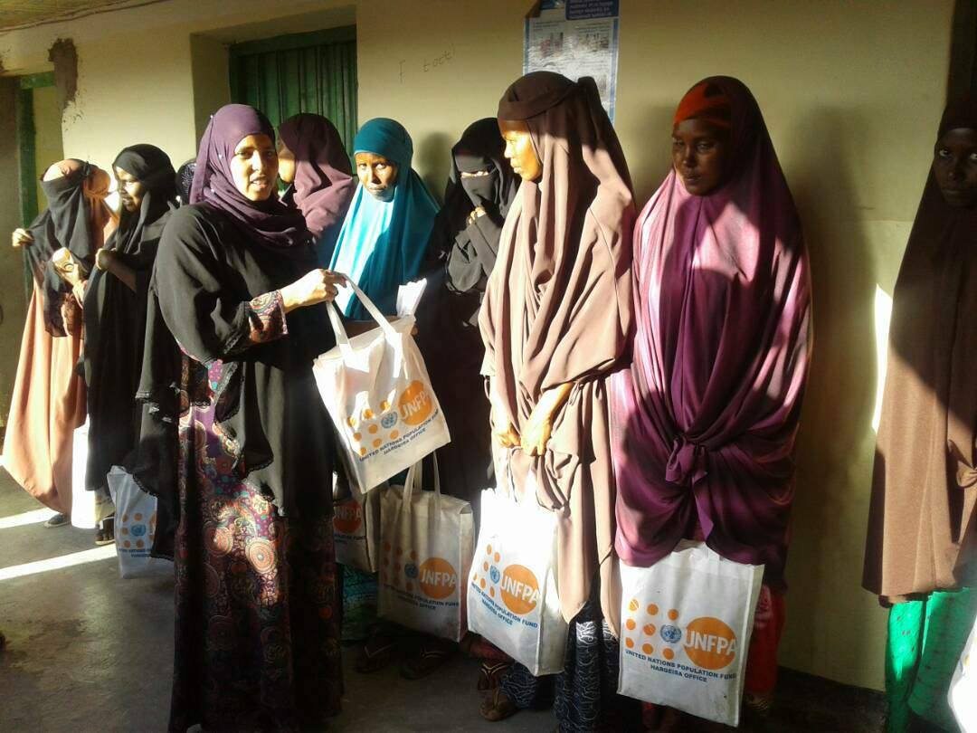 UNFPA_SOMALIA's tweet photo. Supporting reproductive health outreach campaigns 4 marginalized populations in Hingalool #Somaliland with funding from #Japan @MofaJapan_en https://t.co/GzOdqBPKNC