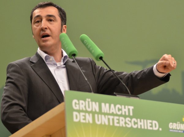 MediamaxEnglish's tweet photo. #Armenia awards #GermanMP for contribution to #ArmenianGenocide recognition https://t.co/6sUSJK1iFv @cem_oezdemir @Die_Gruenen https://t.co/FNqWoAXrKr