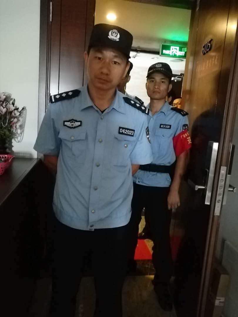 JIangyingbinfen's tweet photo. 今天下午14:46分许,金洲派出所8人进家里,把孟晗带走了。劳工维权活动家孟晗第二次获刑一年九个月,刚刚刑满释放。这次被抓,疑与他出狱后在微博上发表《狱中札记》有关,敬请国际国内各界人士关注。 https://t.co/f4LewC4489