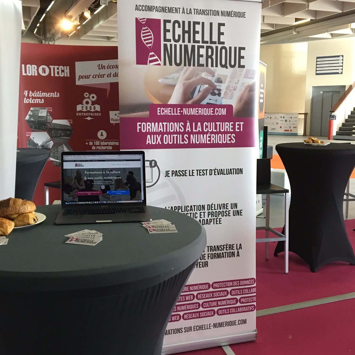 digital_level's tweet image. En piste pour la 2e journée, le stand est en place  #GEN @GENumerique @Lorntech
