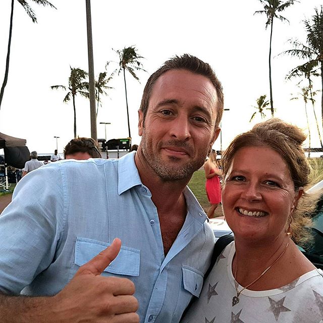 AOLO's tweet photo. Another fan pic with #AlexOLoughlin from the #H50 Magic Island shoot celebrating her 50th. credit jolanda-mahu IG https://t.co/ioogxMrL5A https://t.co/x62sNQ5RhF