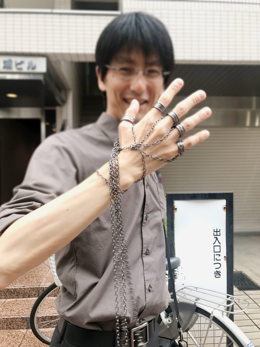 どう見ても厨二病 hunter hunterクラピカの鎖を付けて電車に乗った猛者が現る 話題の画像プラス どう見ても厨二病 hunter hunterクラピカの鎖を付けて電車に乗った猛者が現る 話題の画像プラス