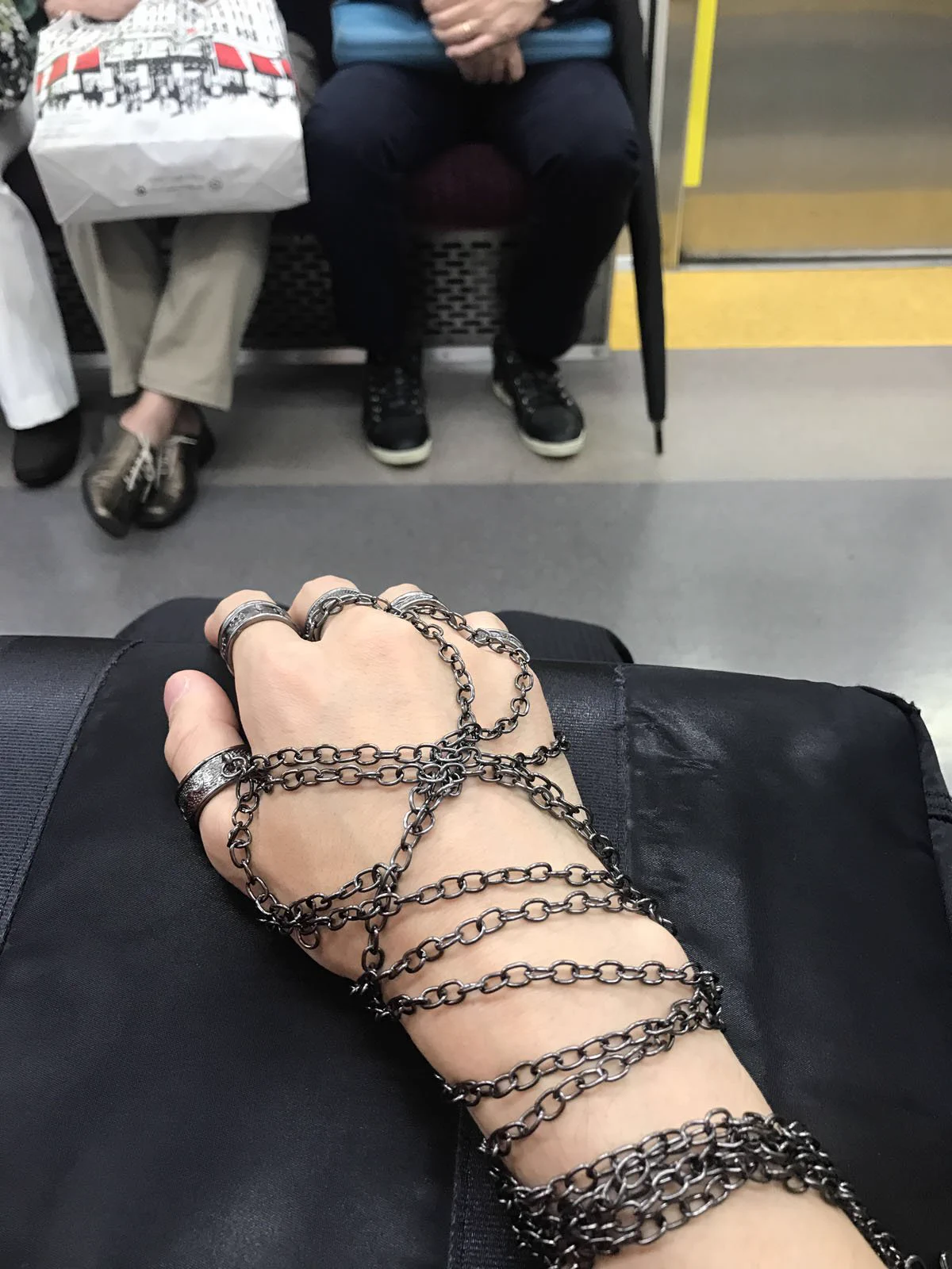 どう見ても厨二病ｗｗｗ ＨＵＮＴＥＲ×ＨＵＮＴＥＲクラピカの鎖を付けて電車に乗った猛者が現るｗｗｗ