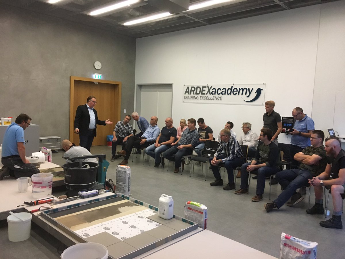Interessante presentatie bij @ARDEXCPDAcademy samen met @MijandeWonen <a href="/RKB_Oldenzaal/">Raab Karcher</a> <a href="/WarmesBV/">Warmes BV</a> <a href="/Webbinkbouw/">Webbink Bouwgroep</a> #Maneschijn #kuilder