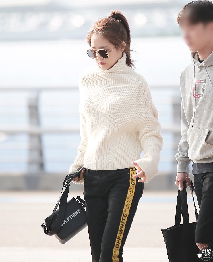 sonnaeun_com's tweet photo. 170922 인천공항 #한국에서_나은시 #에이핑크 #손나은 (@Apinksne ) 출국 직찍 업로드! https://t.co/VBXVuuKsh0 https://t.co/ITyYDn5c2C