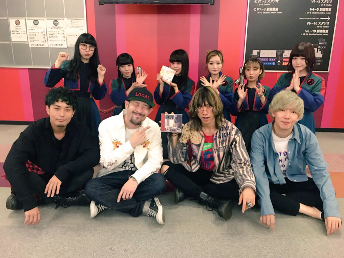 aina_BiSH's tweet photo. SUPER BEAVERさんと🌟🌟🌟

『ありがとう』って曲が大好きです。
みんなでライブ見させていただきまして…嬉！詳しくは放送をお楽しみにしててくださいっ😇💗
#ど夜中フェス https://t.co/5oVWekM32t