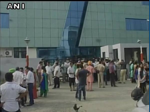 news24tvchannel's tweet photo. पानीपत मिलेनियम स्कूल छेड़खानी मामले में पुलिस ने 5 स्वीपरों को हिरासत में #panipat #milleniumschool #molestation https://t.co/IA9PJ2e6uO https://t.co/4nOvYHHmci