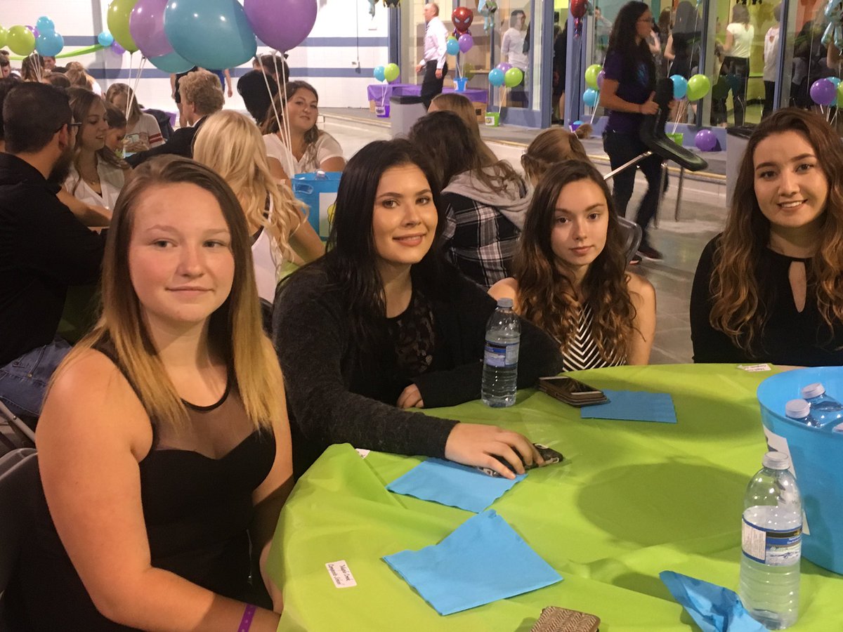 monique_bonneau's tweet photo. MCCS StudentLeaders and Advisor at #SSLC2017 @TownoftisdaleSK #BeyondAllLimits #StudentLeaders @ChinookSD https://t.co/s6EvXRNsia