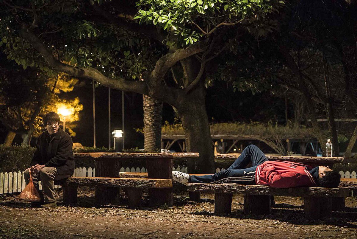 너무나도 육식동물처럼 보이는 배우 양익준이 가장 아름다운 초식동물이었던 이 영화, 정말 좋았다. 아름다운 시 한 편을 본 기분. 한 번 더 봐야겠...