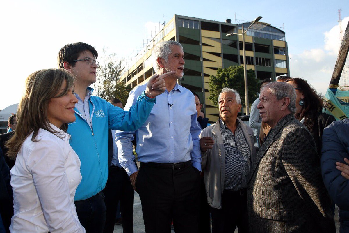 MiguelUribeT's tweet photo. Alc. @EnriquePenalosa entregó parques y vías en Puente Aranda. Recorrimos con vecinos y trabajamos con la comunidad. #EstamosHaciendo https://t.co/JQlVPHaYbZ