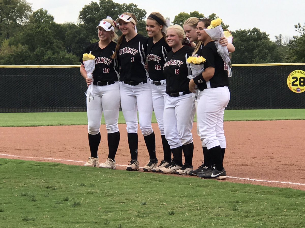 aperone17's tweet photo. So lucky I get to spend my senior year with these 5. Softball with a Senior Night win 9-2 over Webster!!👊🏼👊🏼 https://t.co/GJcwQBSqTU