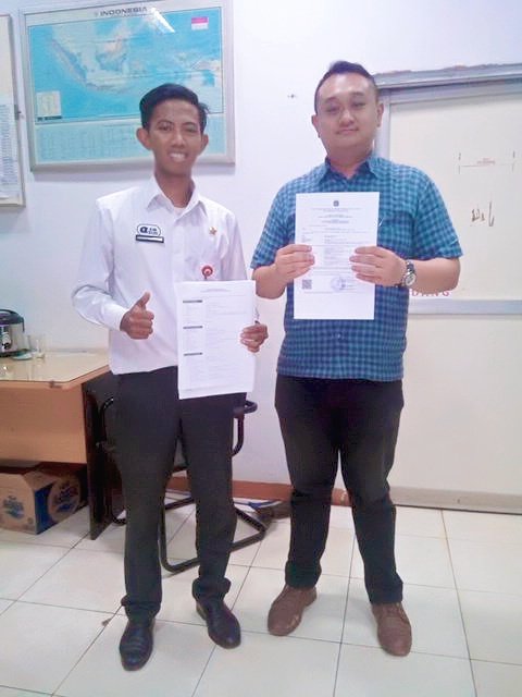 UPPTSPTUGUT's tweet photo. Penyerahan SKDP online PT.Yasa Harapan Jayatekhnik oleh @AJIBPTSPDKI kepada direktur Bp.Eddie Suwardhi. @layananjakarta @edyJDM #salamSetia https://t.co/sfsUuH5fco