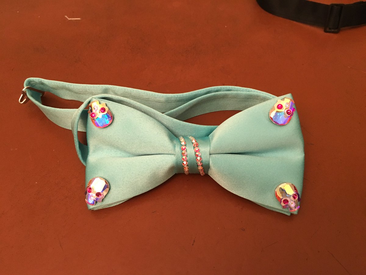 hautecollar's tweet photo. We got skulls! This seafoam green bowtie is corner-accented with pearlescent skulls w/ RED EYES!  #Skulls #Swarovskis #Bowtie DM for deets! https://t.co/lmELjuA3h7