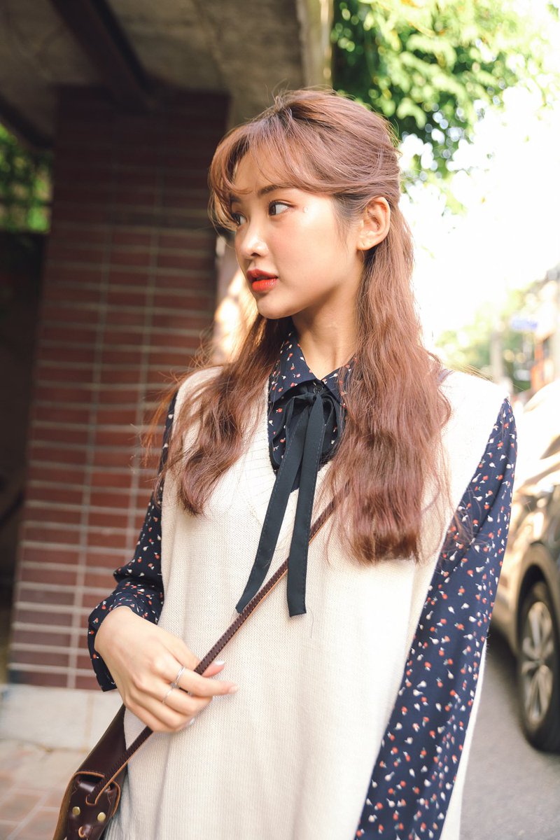 韓国ファッション Girls Rule V Twitter 韓国女子のデイリールック ライクフラワーワンピース Ops569 花柄 ワンピース ニットベスト 白のスニーカー 実際にソウルでとってもよく見る人気のコーディネートです ぜひショッピングのご参考に