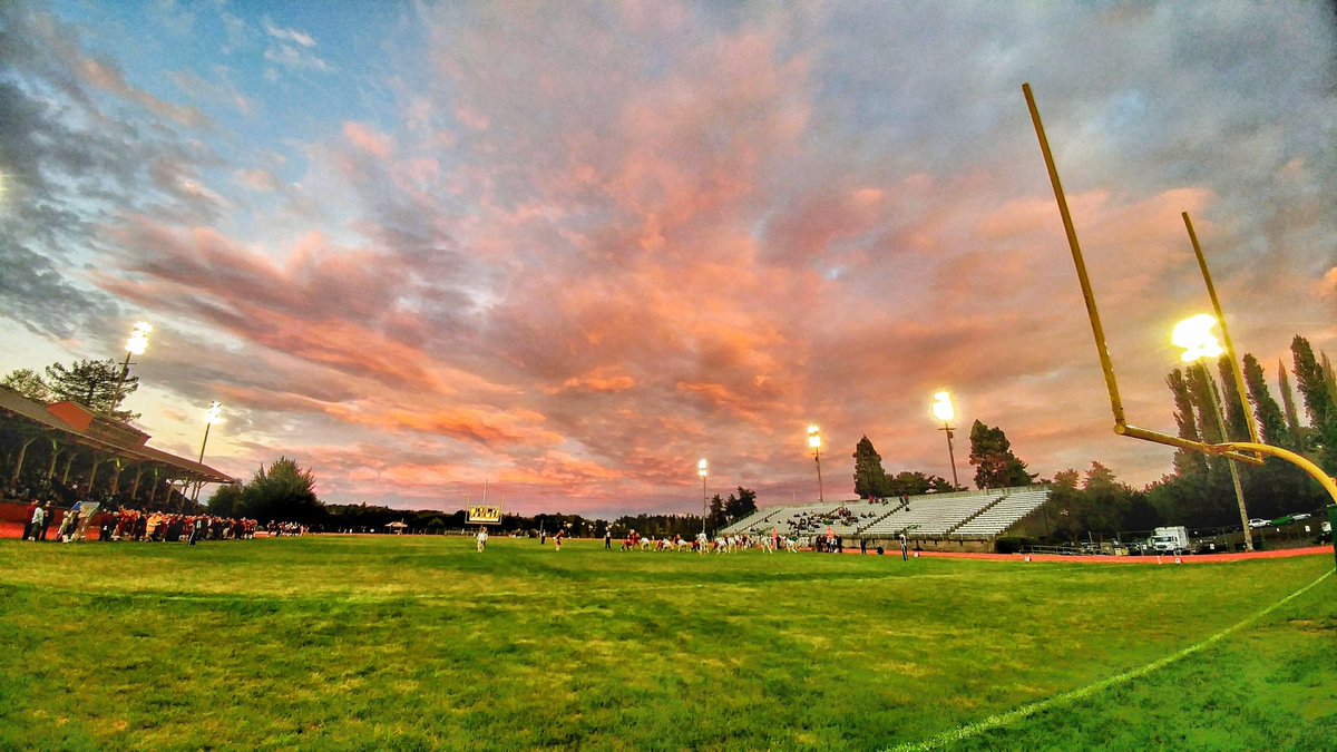 GeoffVPhoto's tweet image. A #spectacular #sunset in W Seattle 2night seen from the Roosevelt vs O'Dea #football game. #colors #Breathtaking #PeaceDay #Pink #gridiron