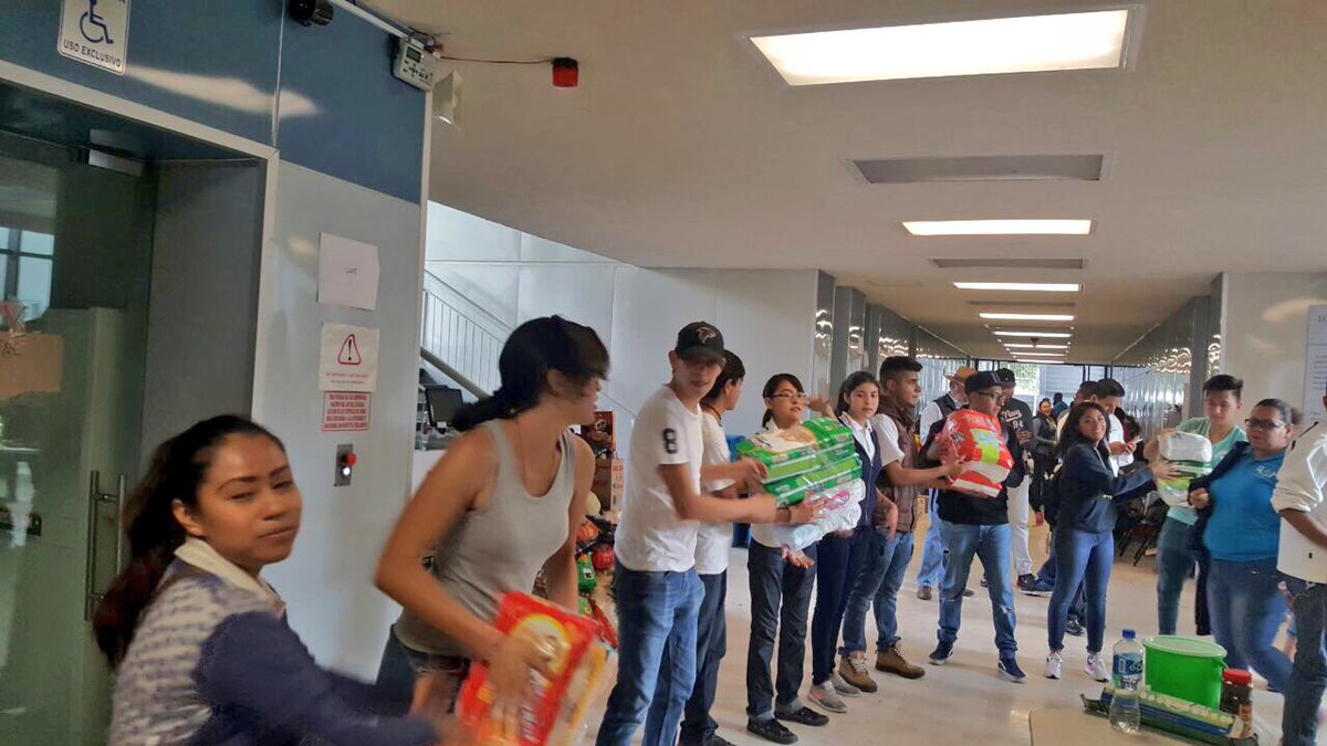 MQuinteroq's tweet photo. #TecNM y @SnteNacional apoyan población afectada por #SISMO, con participación trabajadores y miles estudiantes de Institutos Tecnológicos. https://t.co/1oehRM4YXq