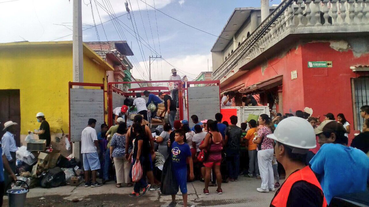 MQuinteroq's tweet photo. #TecNM y @SnteNacional apoyan población afectada por #SISMO, con participación trabajadores y miles estudiantes de Institutos Tecnológicos. https://t.co/1oehRM4YXq