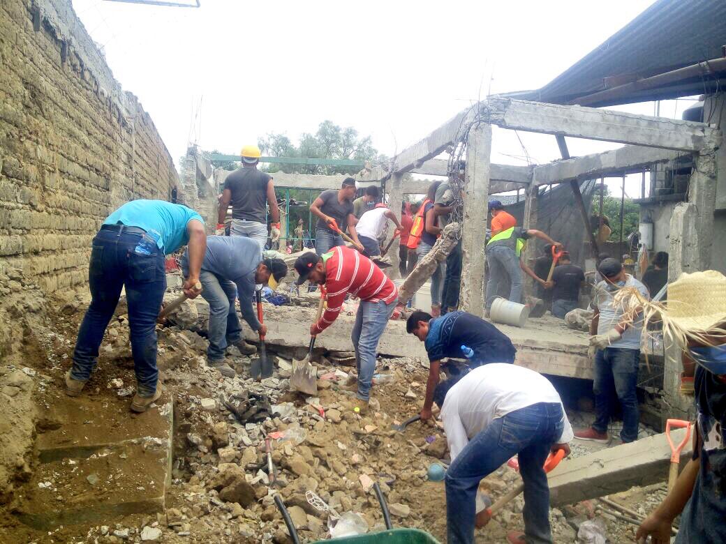 MQuinteroq's tweet photo. #TecNM y @SnteNacional apoyan población afectada por #SISMO, con participación trabajadores y miles estudiantes de Institutos Tecnológicos. https://t.co/1oehRM4YXq