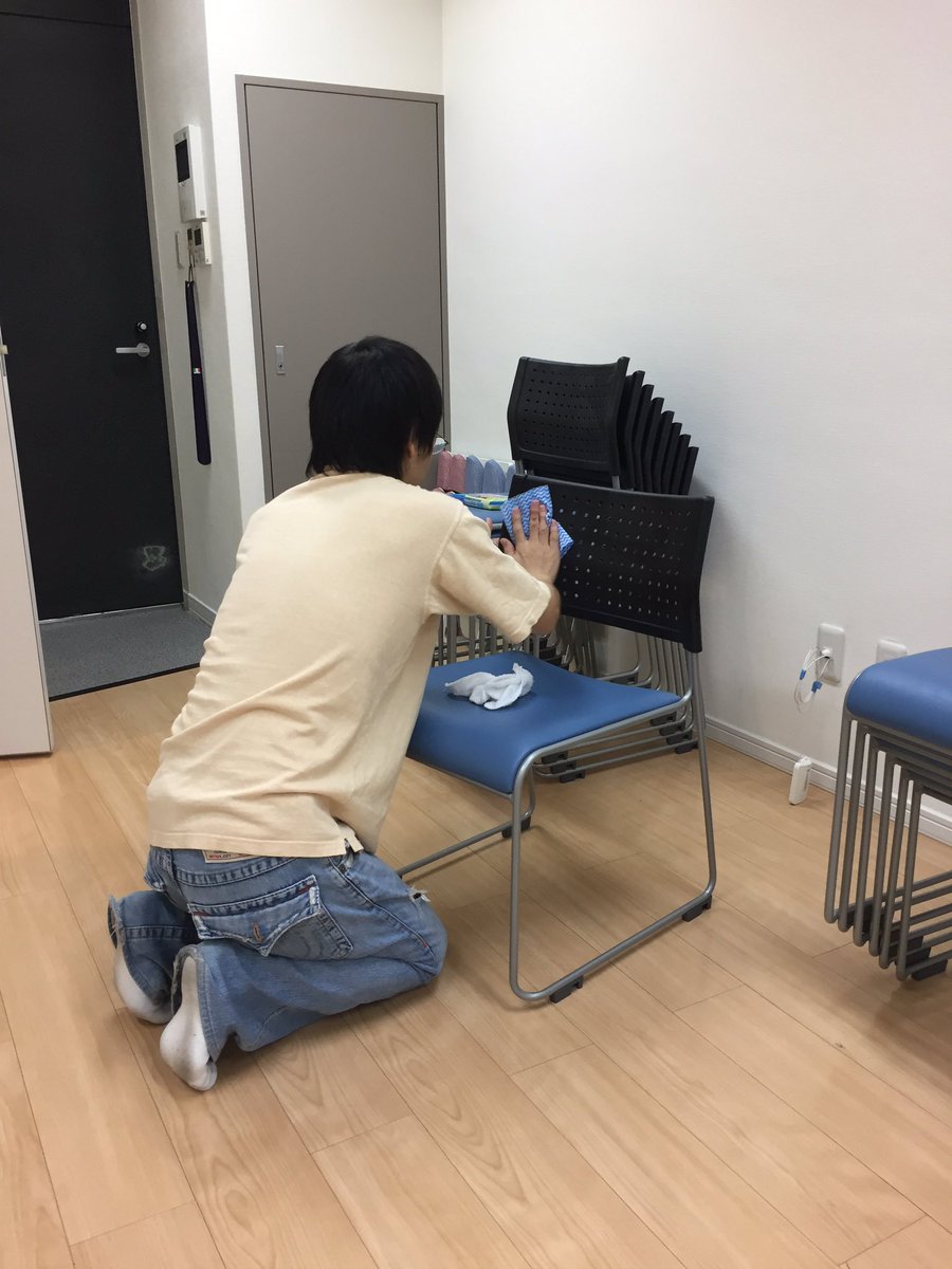 コモンズ会議室 配送されて届いたミーティングチェアはダンボールから出したままでは工場で着いたと思われる埃まみれで汚れているため 1脚1脚丁寧に手作業で汚れを落としてキレイに仕上げます これでお客様に座っていただけます コモンズ会議室 開店