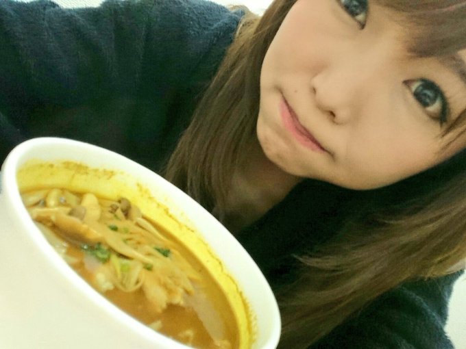 みんな忘れてないよね！？ https://t.co/3599BHJFsc  今日イベントだよ～🙌 来てね！待ってるよっ！ 今は撮影会中〜📷💕  朝会場に向かう途中カレーの香りを嗅ぎ、猛烈にカレーが食べたくなって 今日のお昼はカレーうどんにしてもらいました&hearts; 頂きます。