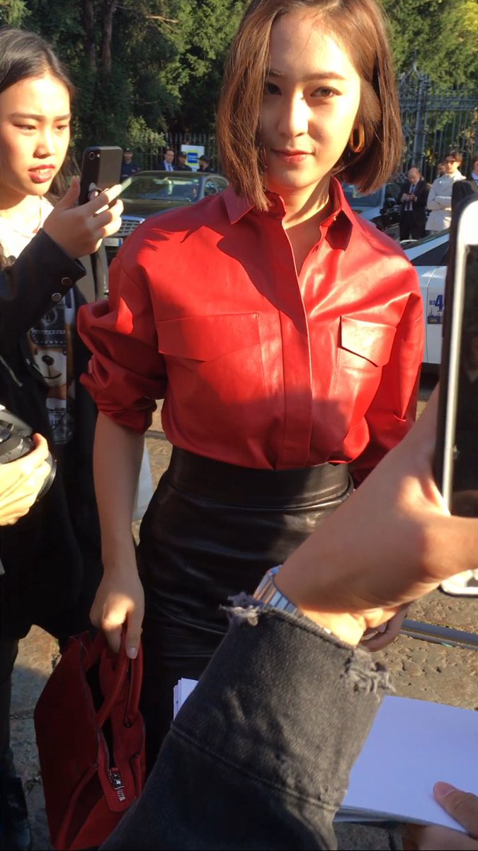 artsyjsj's tweet photo. YALL KRYSTAL REALLY SLAYING THIS SHORT HAIR LOOK MY WIG IS OFF https://t.co/gWStGR8czG