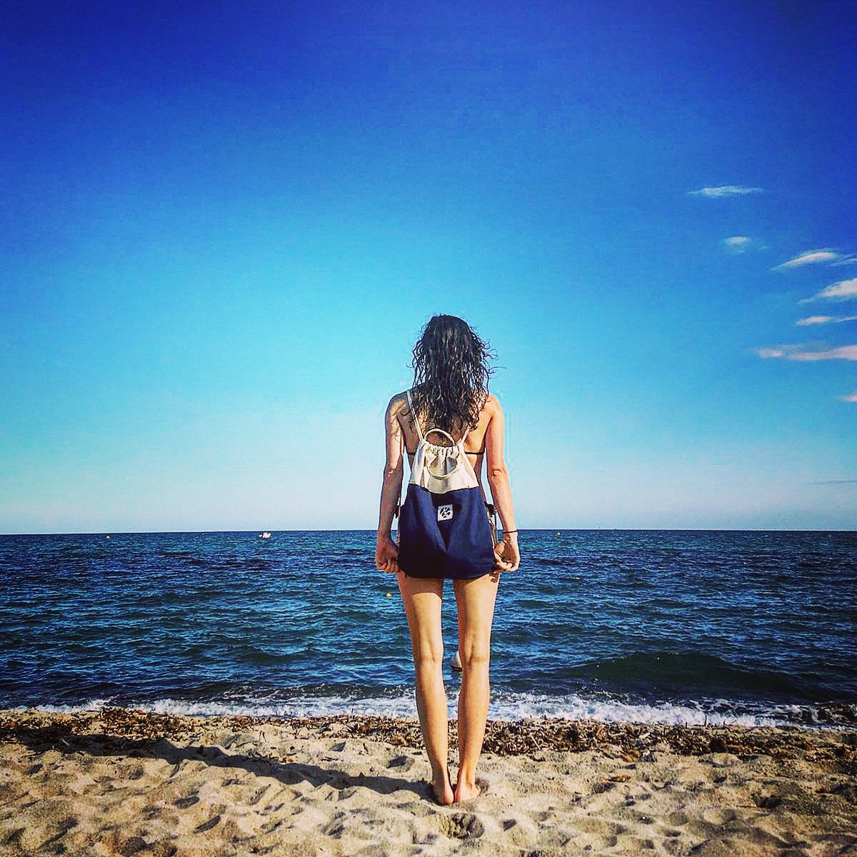 #Allyouneed at the #beach... the #brandnew #YogaBag from #undlos 😎🏖️
.
und-los.ch/yogabag
.
#corse #paradise #sun #hot #yoga #yogi