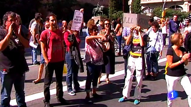 iescolar's tweet photo. EXCLUSIVA | Trabajadores de TVE en Catalunya denuncian la manipulación en las noticias del 1-O https://t.co/hB71BSpRmo https://t.co/CW4yCE5yiK